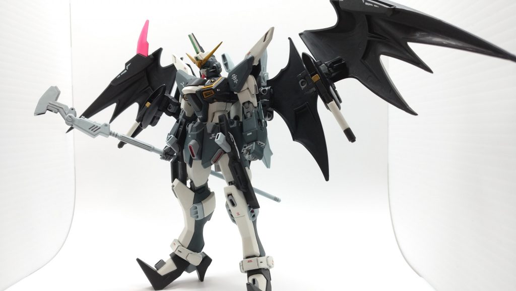 今回は塗装にファレホ(メカカラー)を使用。白部=ホワイトグレークローク、ボディ等の黒部=ピュアブラック肩、腕、スカート部=ティターンダークブルー赤部=SZレッド間接=ミディアムグレー金部=ゴールドから透明イエローを上塗りカメラ=メタリックグリーン下半身内部赤=メタリックレッド武器等=グレーホワイト墨入れ=黒部には一部、グレー。それ意外はブラック。