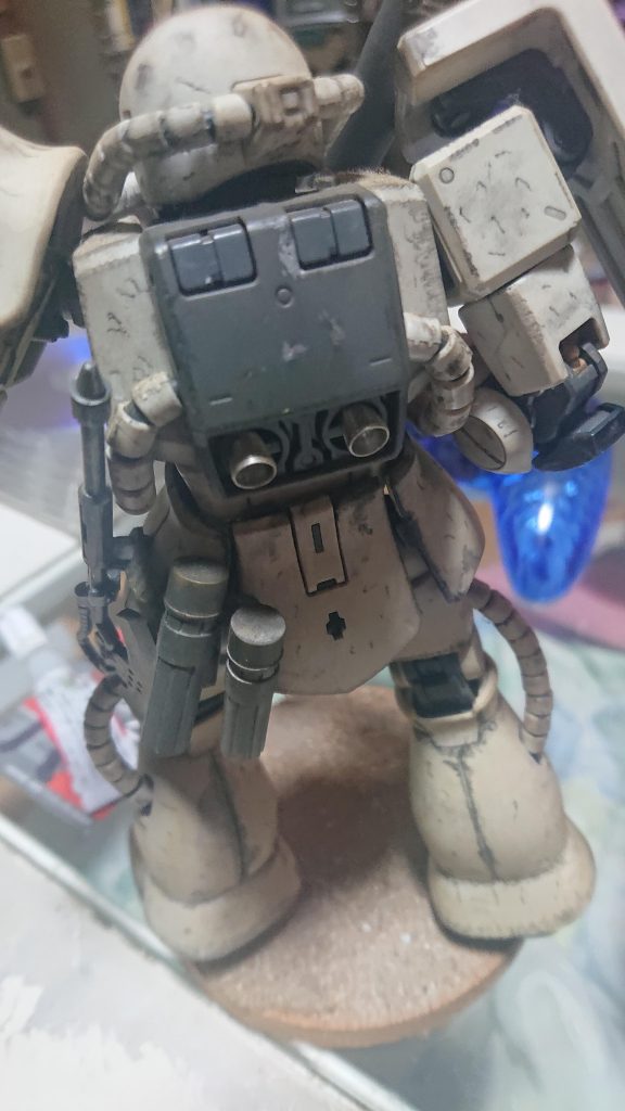 背部です。メタルパーツを着けてありますが、ここだけは、新品にチューンしてあるって言う脳内イメージで。ウェザリングは、成形色のうえにリューターで傷を入れまくり、傷にシルバー下地のスモークブラックでかけてあります。一番苦労したのがすねのウェザリングです。砂漠の戦闘イメージなので、タミヤのウェザリングマスターサンドで適度にフィルタリングした後に艶消しクリアで仕上げてあります。