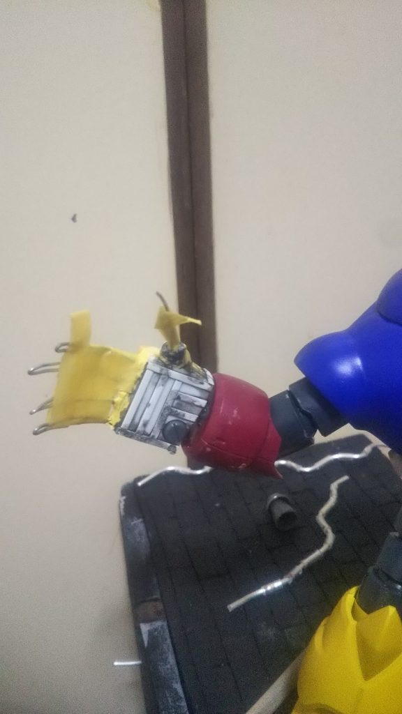 手はプラバン、プラパイプと針金で制作左はズゴックの背中のやつです。