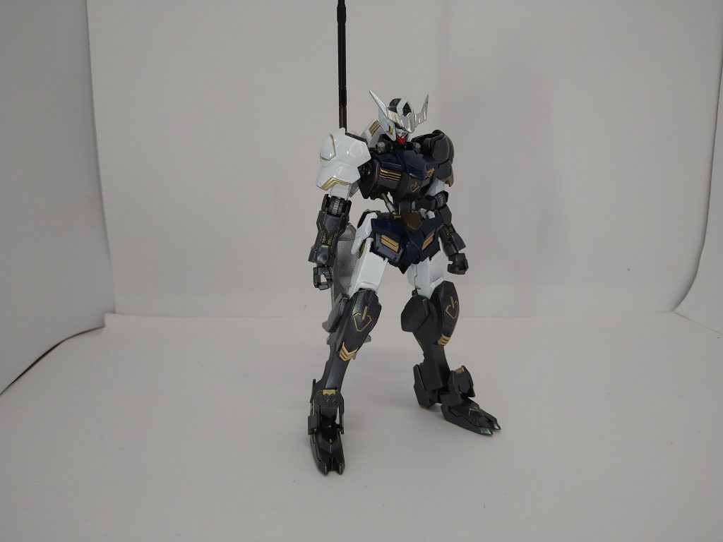 頭部のアンテナは彼女の髪の色である銀色で塗装しました。また、四肢の色は彼女がつけている鎧のカラーを参考に塗りました