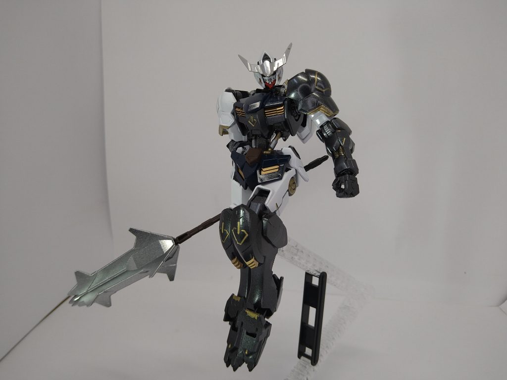 全体に差し色で金を入れています。