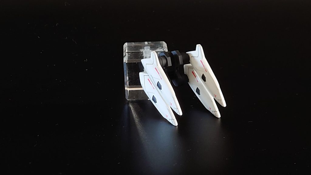 腰部に搭載されているものもハシュマルのパーツですが、これは追加されたブースターの消費エネルギーに対応するため、エネルギーパックとしての役割がある設定です。