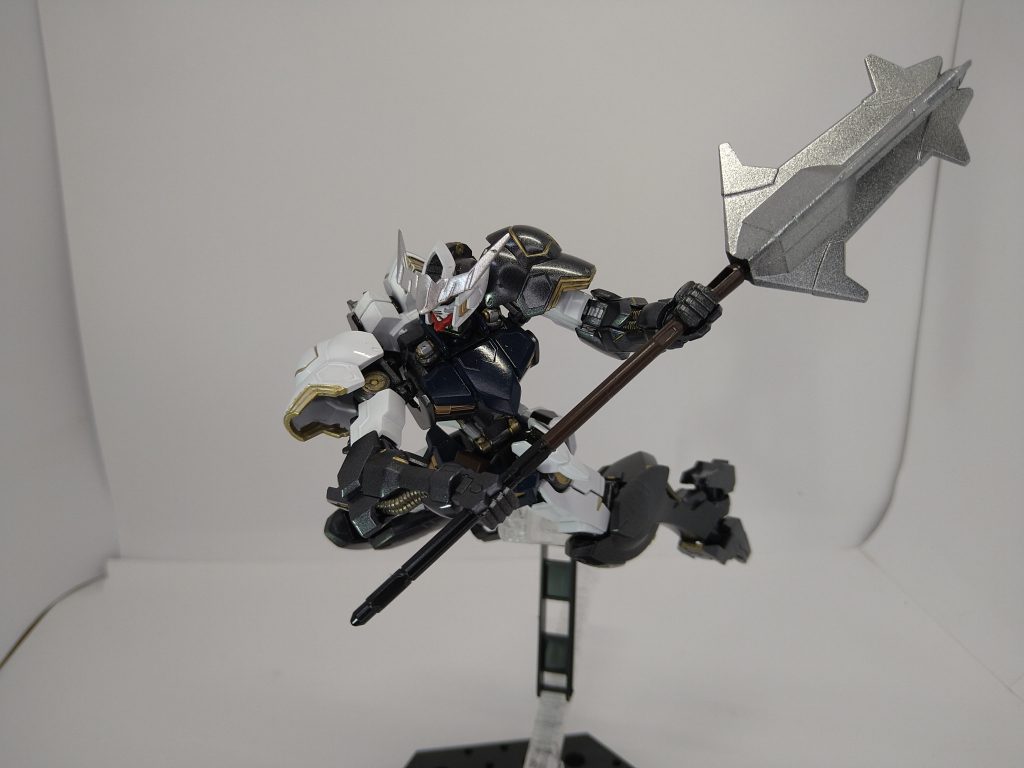 メイスの柄の色も彼女が装備いているものを参考にしながら塗装しました。