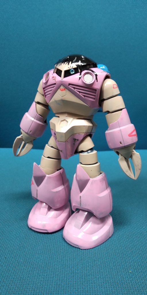 さて、どんなオリジナルカラーにしようかと悩んで素組み状態のズゴックとにらめっこしていると「なんか水着みたいな装甲してるなぁ…」と言うことでカラーリング決定‼️ピンクの花柄水着を大胆に纏ったズゴックちゃんの完成です‼️