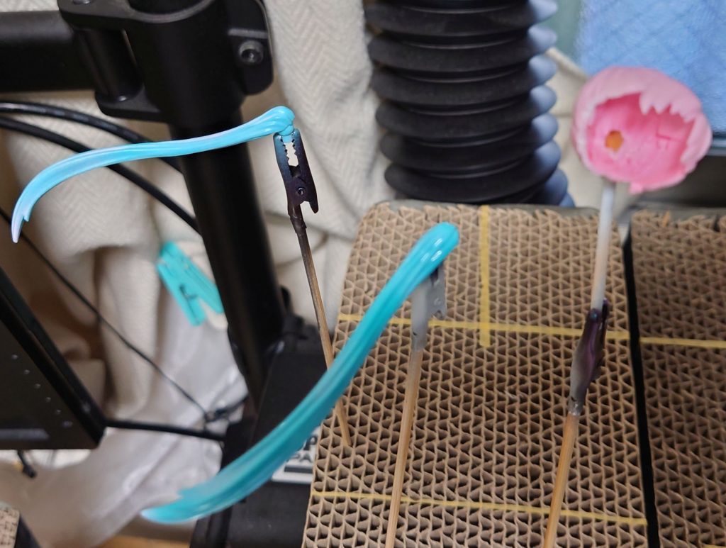 スルーしてましたが、髪(?)もミクさんっぽくしようと思い、30MS用の髪パーツをそれっぽい色に塗ってかぶせました。(このためにオプションパーツだけ買いました)