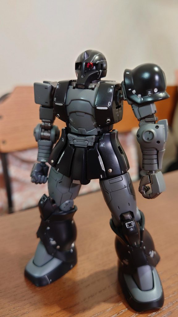 素体にしたキットはこれ(以前作って投稿したもの)ですが、この体形に合うように(家人が)頭を悩ませながら作ったミクさんの服を着せた結果が、、、