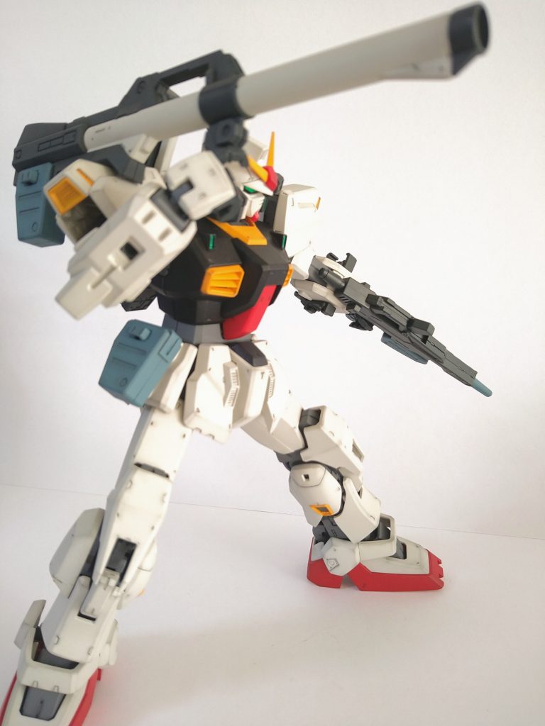 いわゆるシャドウ吹きっぽく、エッジ部分を黒くして立体感をアップしてます。軽い汚しを兼ねて。白い機体を作ると、表現力が上がるというか、勉強になる気がします。ありがたや。