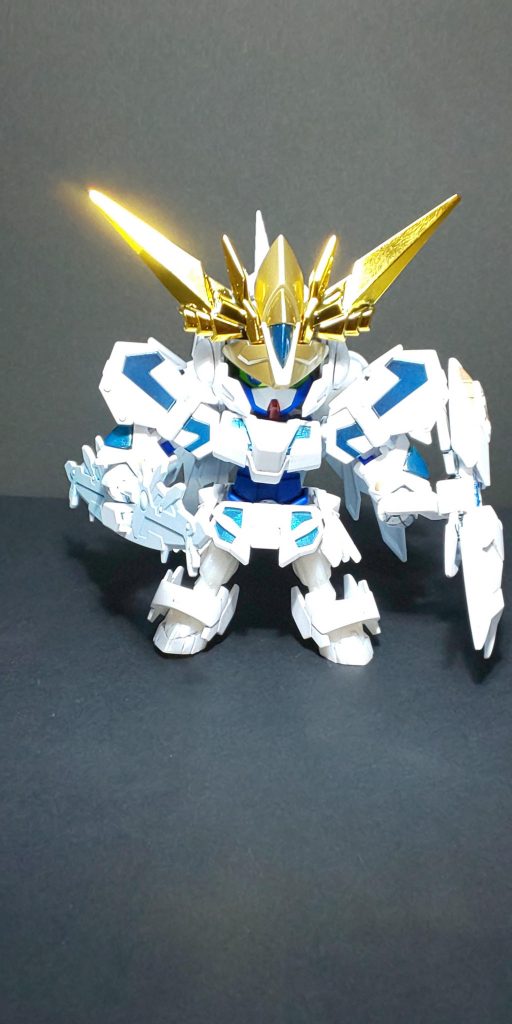 中身がエクスヴァルキランダーで騎士ユニコーンガンダムの鎧を着せていく方向でミキシングしました。