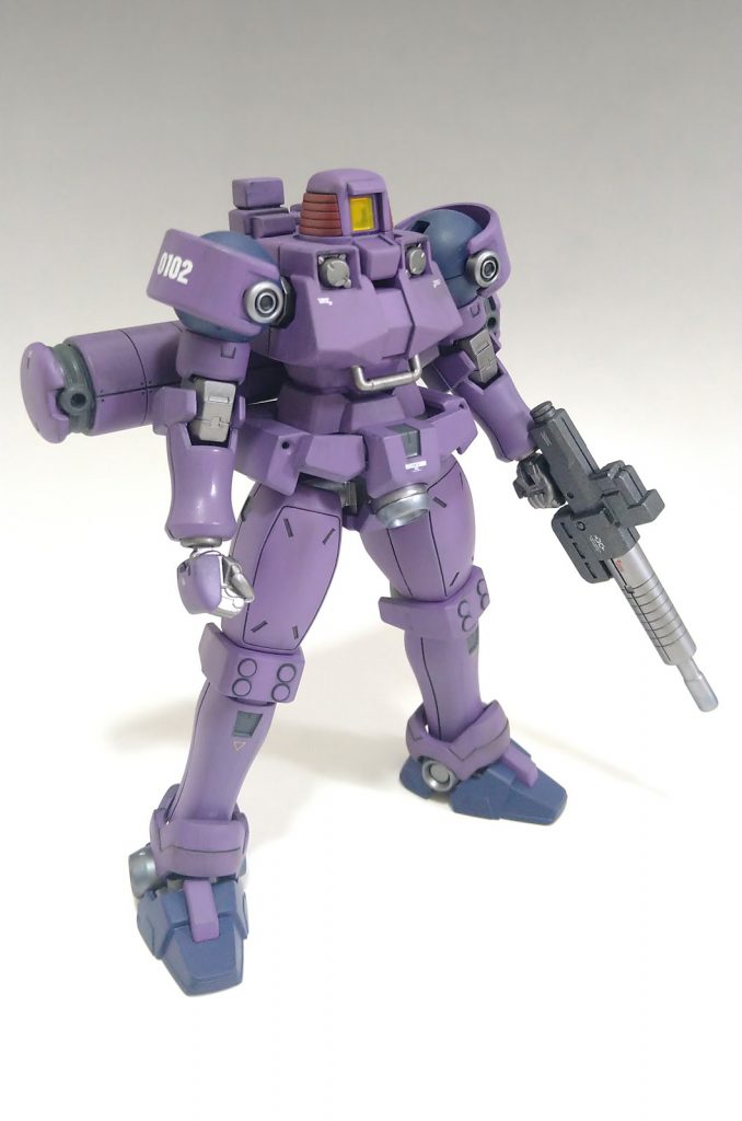 カメラアイの下にはミラーフィニッシュを、デカールは連邦ジオン系を適当に貼り付けました。