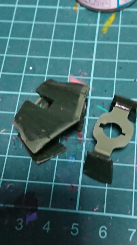 せっかくのキットなので軟質タイプを使う予定で塗装したのですが切断後がどうしても気になってヤスリかけたらボロボロになってしまって結局硬質タイプにしました。