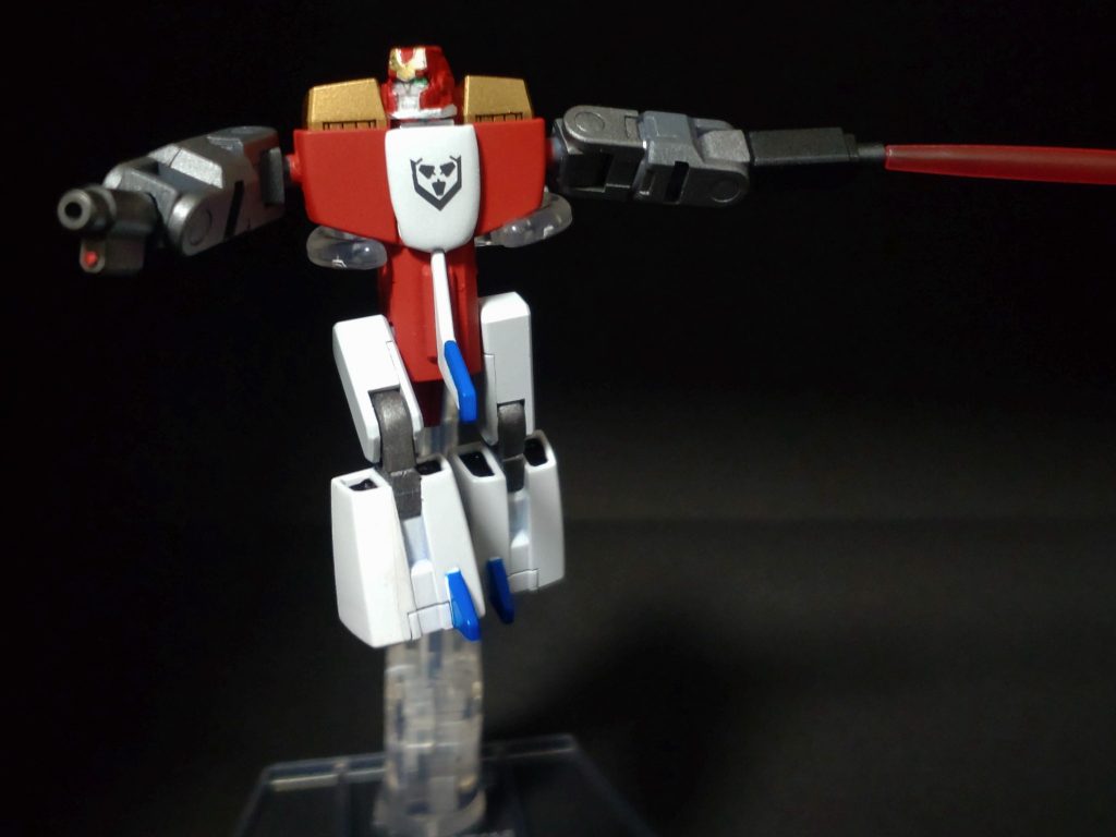 右腕にビームガン、左腕にビームサーベルを装備