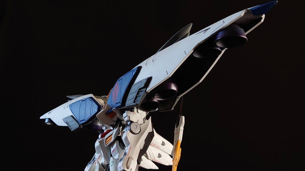 意味もなくパーツを付けるのではなく、それぞれ役割、機能をイメージしています。肩パーツにはそれぞれブースターを4基、両肩で8基搭載し機動力の向上を目的としています。