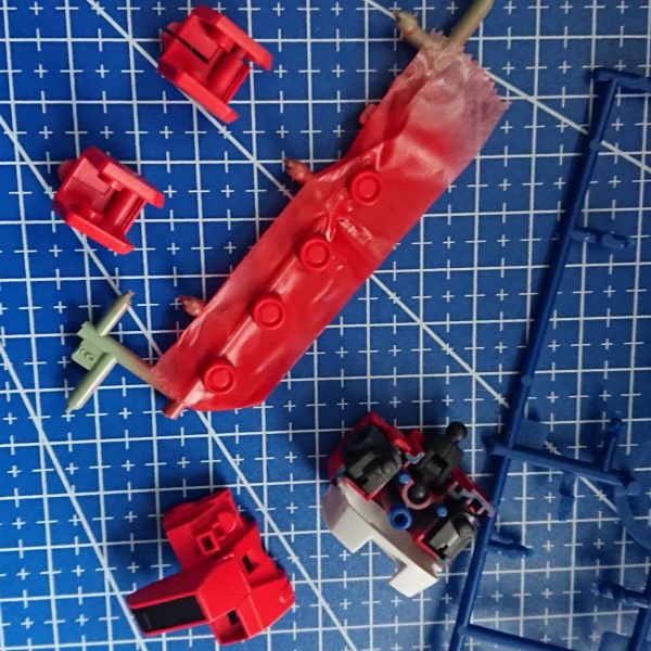 ジムキャノン ロケットバズーカ装備の制作始めました。ジムキャノンは赤のほうが好みなので青のパーツを赤に塗ってます。(空間突撃仕様が手に入らなかったので)バズーカ付きだしいいですよね。（1枚目）