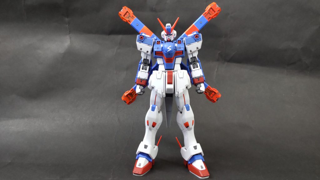 フロント今回、水色はガンダムカラースプレー MSライトブルーで、レッドはガンダムマーカーエアブラシでガンダムレッドを吹いています。胸の稲妻マークは手書きです。額もドクロをとり、穴を埋め、耳飾り?をイメージした模様を描きました。