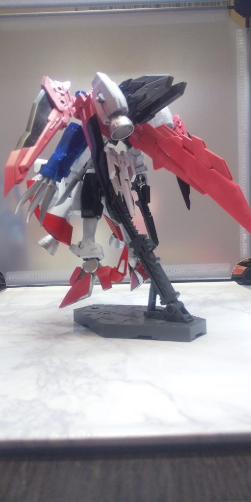 最初はヒロイックなウイングか武骨なバーニアか迷いましたが、もう一人の僕が「その二つを混ぜるとかさ！」とのたまったので採用。まあ余計な出費(ウイング)は増えましたが。