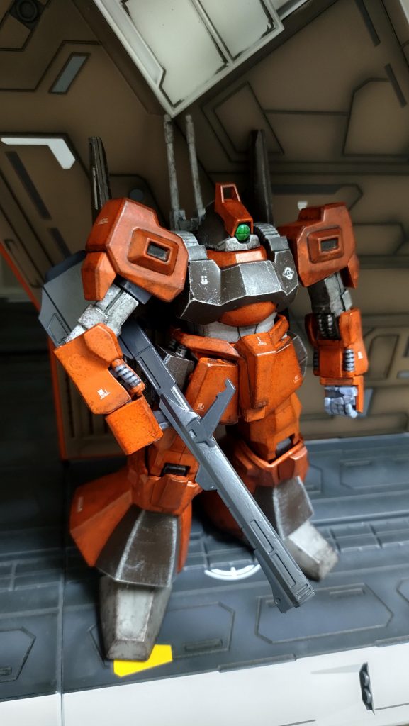 右側になります。素組のジャンク品が元なので、クレイバズーカの背中へ取り付ける部分が欠けていました。