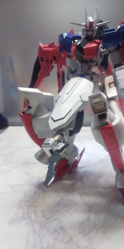 サブアーム。特に挟むものを考えてなかったのでそこらのナイフを持たせました。