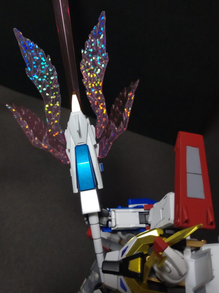 羽根部分には100均で買ったホログラムシールを貼り付けてキラキラさせてみました。なかなか良い。エクスカイザーは世代なので、子供の頃に遊んだおもちゃを思い出しつつ、楽しく作れました。一方でZZはあんまりだったのですが、作ってみると結構カッコイイですね。最後までご覧いただきありがとうございました。