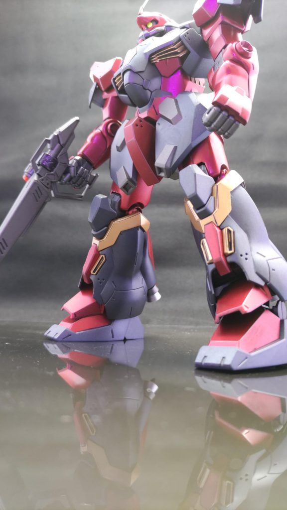 加工はほぼしておりませんが爪先のスジ彫りと脚部の3連バーニアの延長のみ。カラーはフレーム関係は定番のサフエヴォガンメタ外装:サフエヴォガンメタにシアンを配合し若干、青色掛かっています。赤:プライマリーメタリックレッドにマゼンタ配合しました。