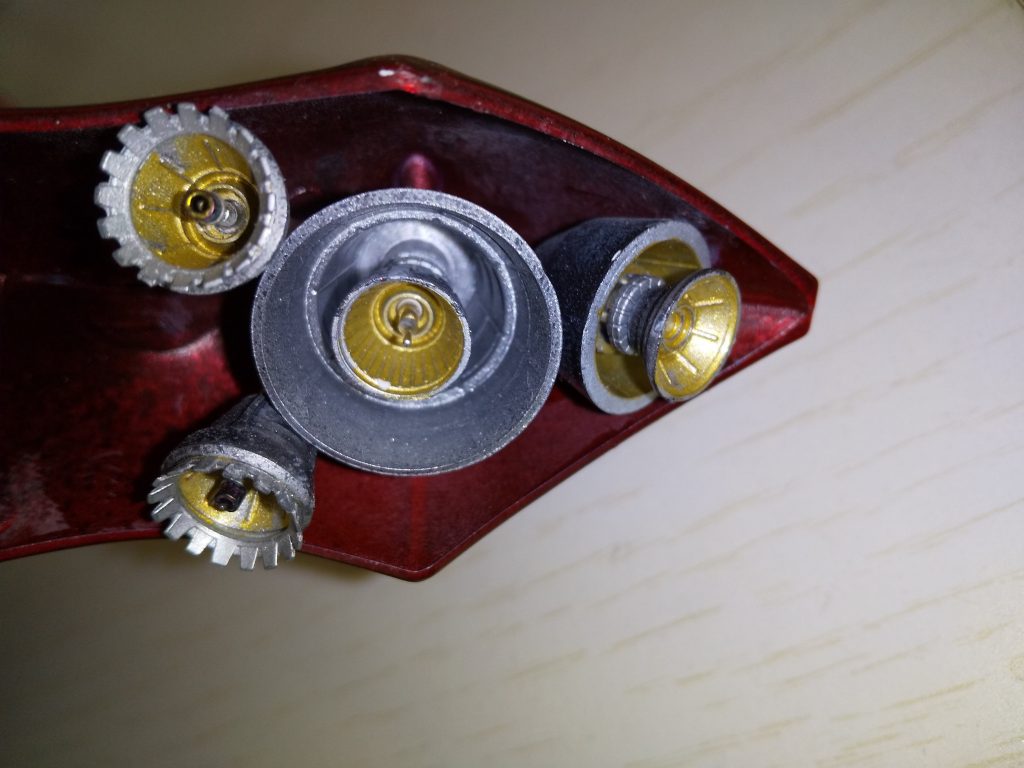 肩アーマーの内部にバーニアを付けるのにかなり苦労しました。初めて工作をしたので、何回もやり直しました…(ToT)ガンプラ仲間であり、戦友のケイ・シーさんの作品を参考に作成しました。ありがとう御座いました。ケイ・シーさんのGUNSTA作品も素晴らしい物ばかりで尊敬しています(>ω<)