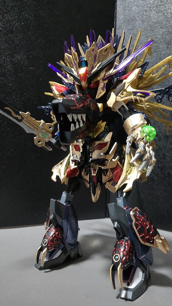 ・煉獄砲胸部にある董卓プロヴィデンスの恐竜ヘッドから放つ超高出力のエネルギー砲だが、これだけの威力になっているのは、窮奇の腹部にあるビーム砲のパワーも重っているからである。※ローエングリン級の威力がある設定です。