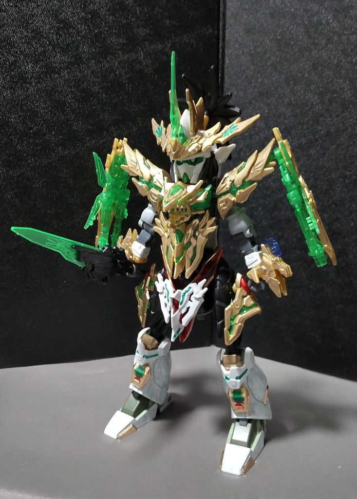 龍賢劉備ユニコーンガンダムと軍馬とのミキシングによる大型SDプラモになります。これだけで見れば、まともな作品に見えるが……因みに軍馬ボディが原色のままなのは、服の上から鎧を身につけているという想定だからです。※ダイの大冒険のヒュンケルの鎧の魔槍が良い例になるかな。