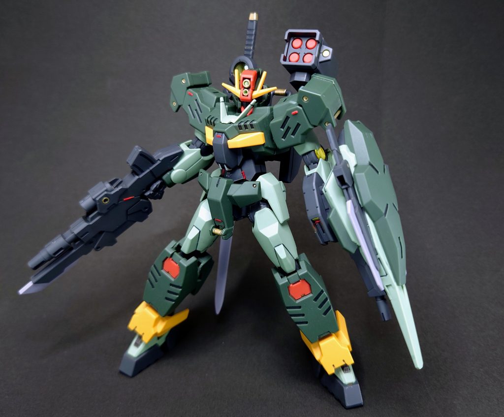 ゴールド、シルバーの差し色、レッドチップ、ラピーテープ等でディテールアップ。簡単で効果が分かりやすいことを中心に行いました。アンテナはもうちょっとシャープにしてもよかったかなと振り返り。