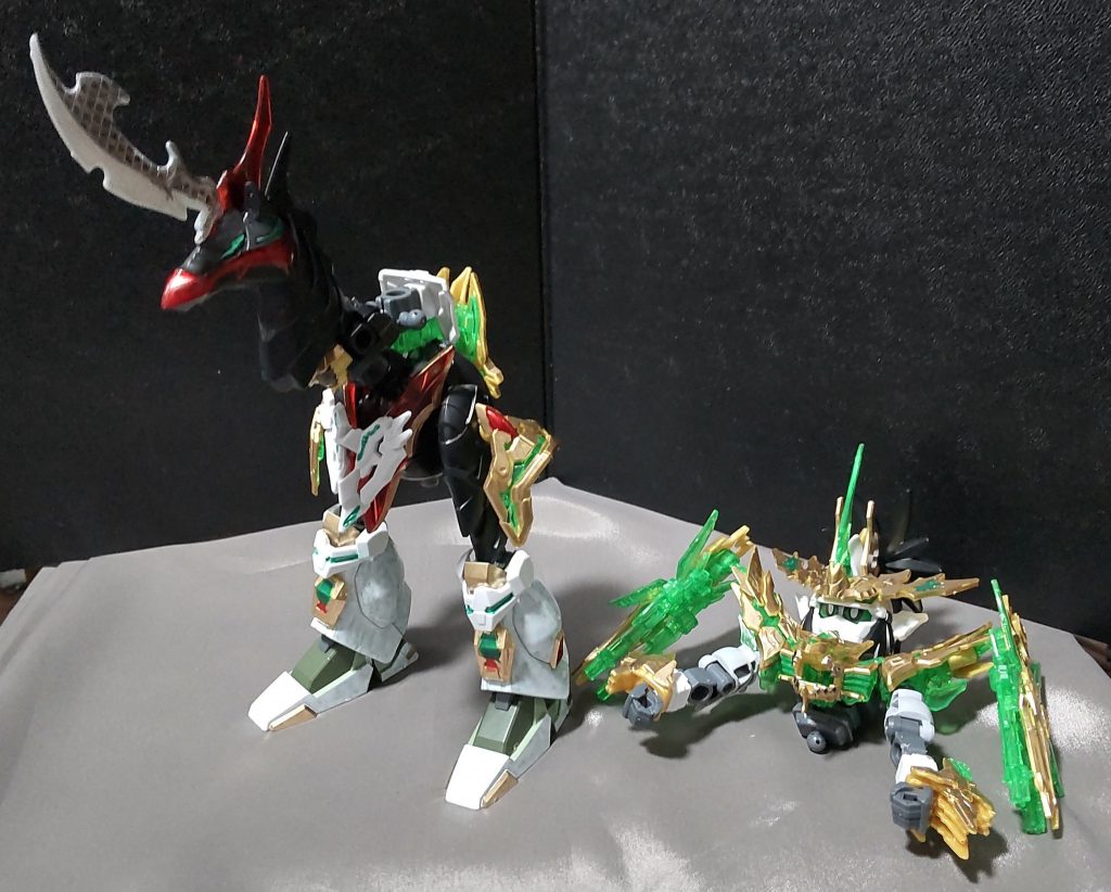 上半身と下半身はこの様に外せるので、他のSDプラモと交換する事で、別のダンコーンガンダムが再現できます。