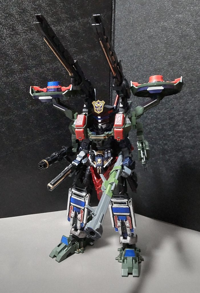 グゥレイトサージェントヴェルデバスターガンダムの完成です。本来なら飛行ローターユニットは装着出来ないのですが、接続部を30MMのパーツで増設させることで、装着可能にしました。これで飛行も可能となったので、よりグゥレイトな姿になりました。下駄として付けている脚も大きいので、自立も安定しています。