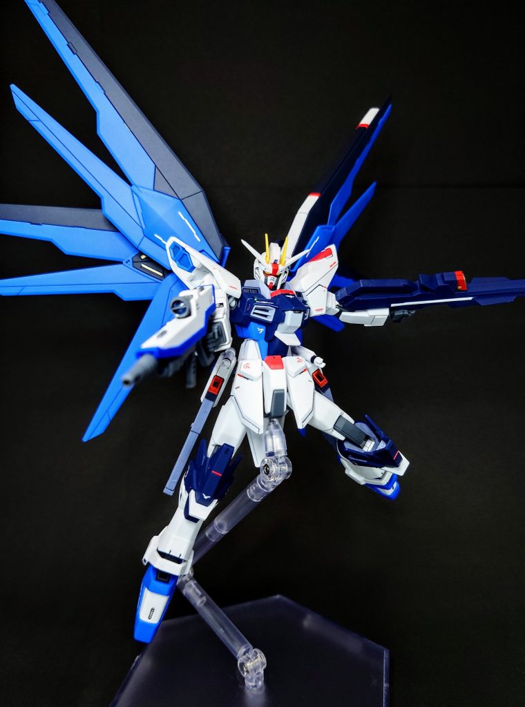 各装備は外装こそ変わらないものの、各々新型の物へ換装されストライクフリーダムと同等に。弾速、射程に優れた新型ビームライフルを新たに装備しています。ドラグーンは地上戦時にデッドウェイトとなるため不採用。そのため火力面ではストライクフリーダムに劣るものの、増設されたスラスターにより機動力でストライクフリーダムに優っています。