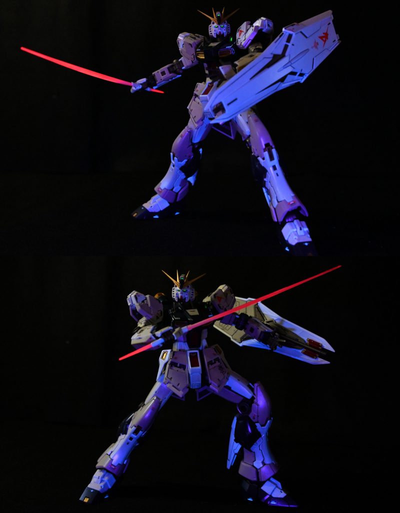 目やビームサーベルに蛍光塗料を塗ってあるので、ブラックライトに照らされると光ります。