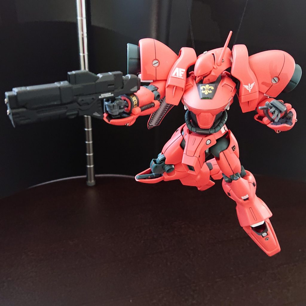 シュツルムブースターパージ。ビームショットライフル取り回しのいい範囲武器がいるなフロンタルの要望により専用装備としてサザビーのビームショットライフルを元に開発された。2門の銃口はビームライフルと散弾のショットライフルの切替、組合せが自由に設定可能。アデルのドッズライフル、ウィンダムのビームライフルを使って自作。