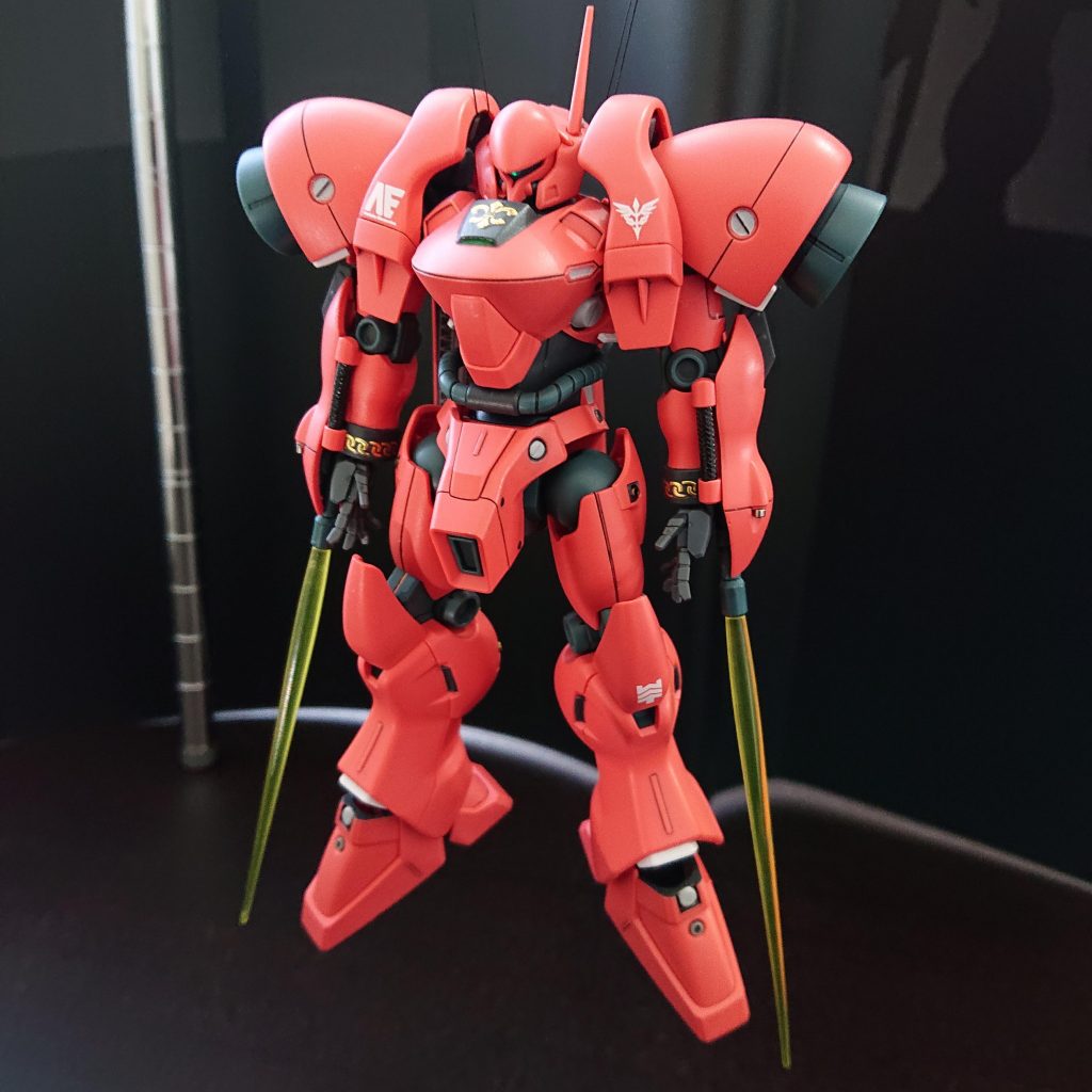 手甲装甲の形状変更により、ビームサーベル展開のまま両手がフリーに。