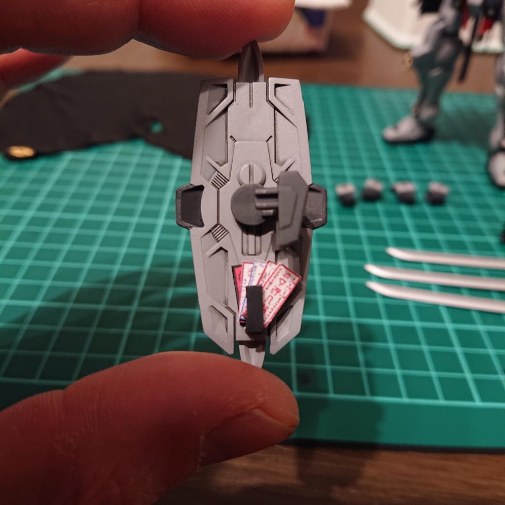 にんにん札は盾裏に挟み込めるように。にんにん札、胸のクリアパーツ下の模様、盾の梵字はフリー素材から普通の紙に印刷して使用。