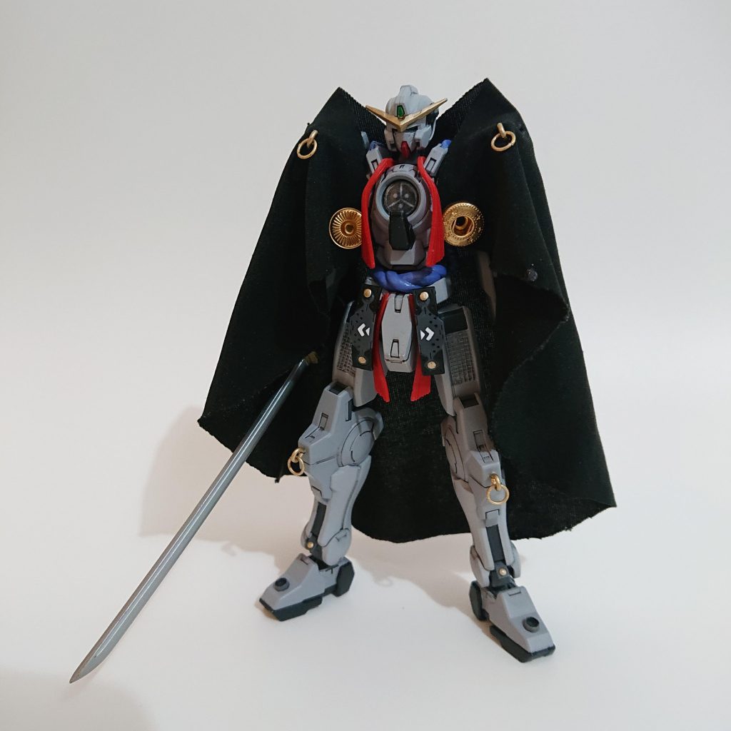 サムネ画像も合わせてマントは3シルエットにできます。生地は着なくなったエアリズム。柔らかで伸縮性があり、素直なので、自然といいかんじのシルエットになってくれます。ネオジムとボタンを接着。