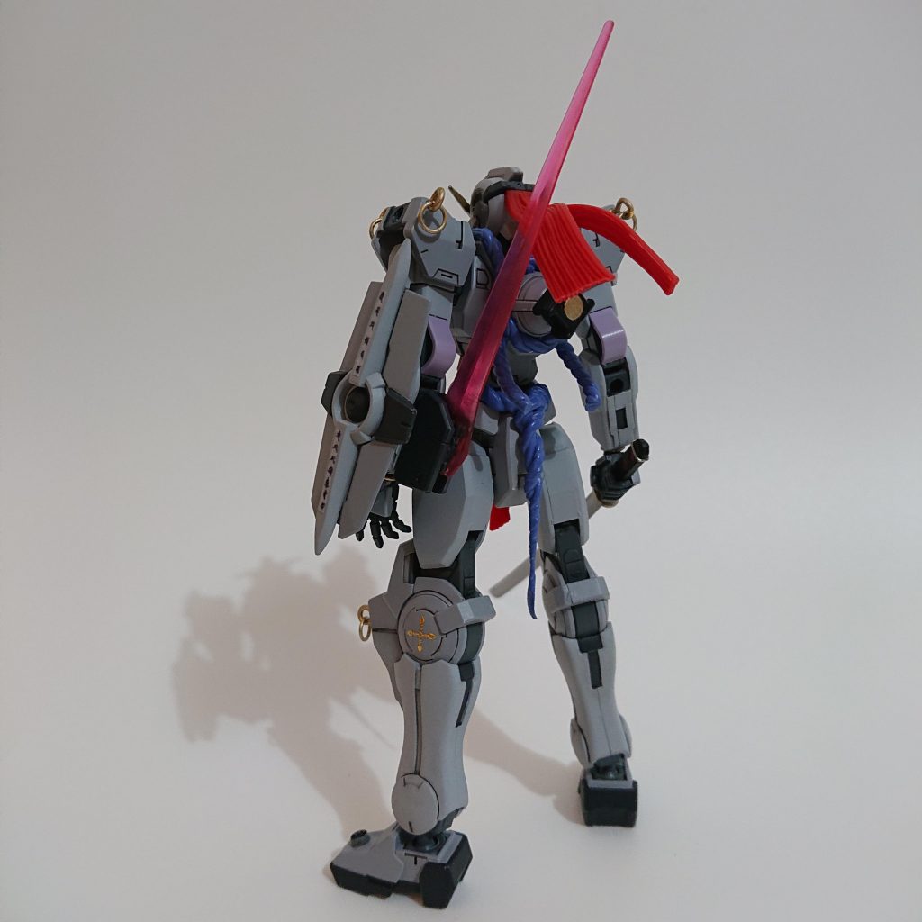 写真だと色が強調されて気持ち悪い配色に感じます。実際はもっとくすんだ暗い色で違和感はないかも。綱はエポパテで。