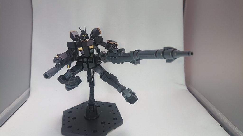 ロングメガランチャーを片手持ち。大きくてボリューム満点。