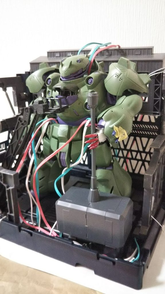 当初はバルバトスみたいに動力源ジオラマの予定でした。