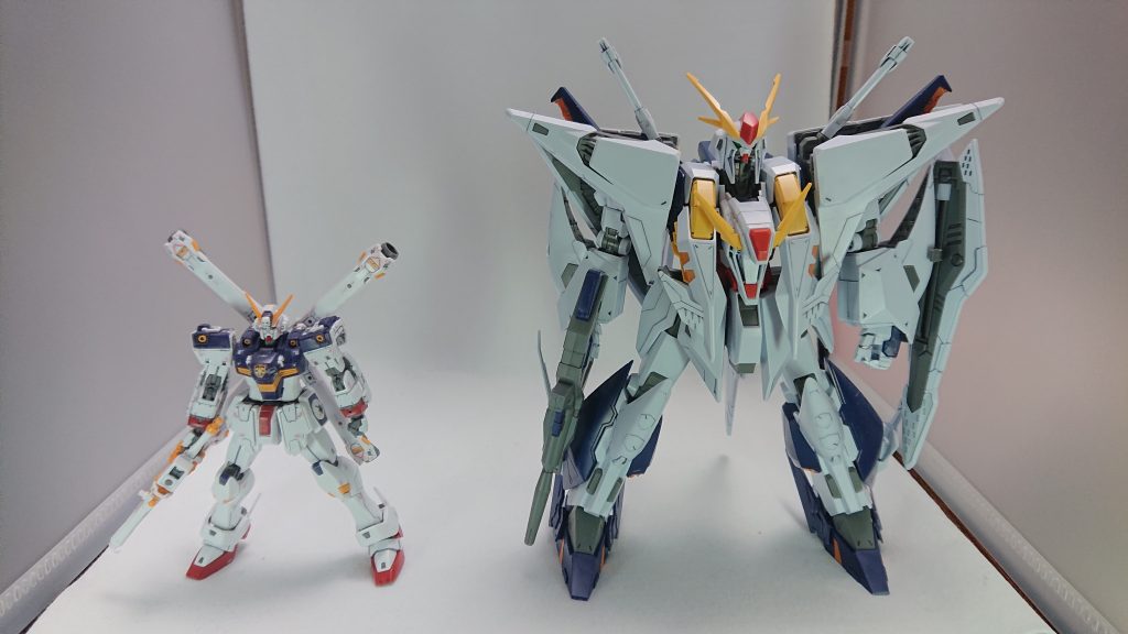 Ξと並べて。ホントに同じ1/144なのかと思うくらいのサイズのインフレがすごい。 以上、今回はRGクロスボーン・ガンダムX1でした。フルクロスも立体化してほしい。絶対カッコいい。