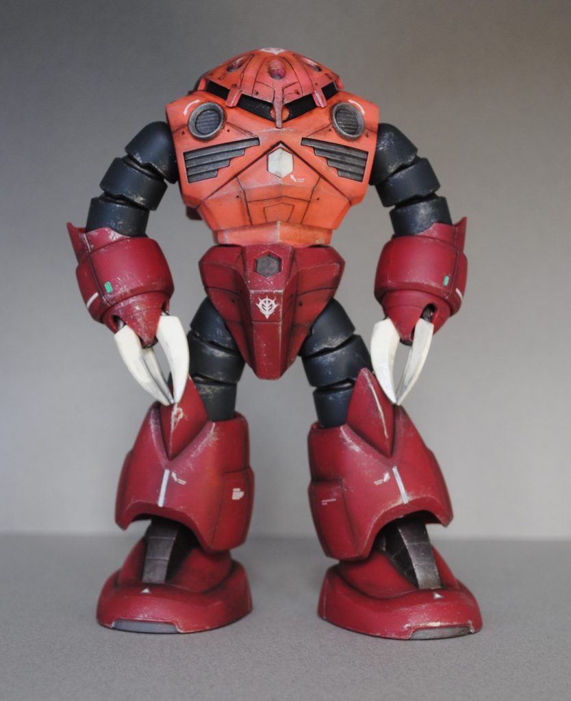 正面。少し汚しすぎました。ウェザリングは、フラットアルミをドライブラシ。その上からウェザリングマスターのススを塗っています。モノアイはクリアパーツを使用。少し右にズレてしまいました。デカールはバンダイのジオン用を適当に。本当はもっと貼りたいのでコーションマーク買おうと思ってます。足がふにゃふにゃでまっすぐ立てることができません。