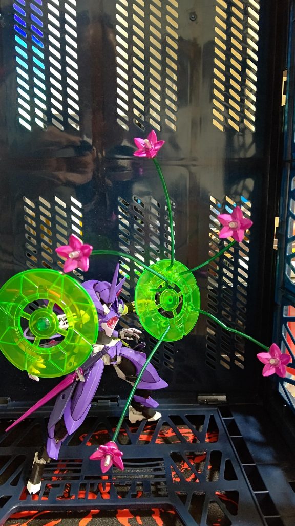 杖を捨て、敵からの攻撃を防ぎながら、ファンネルを展開!