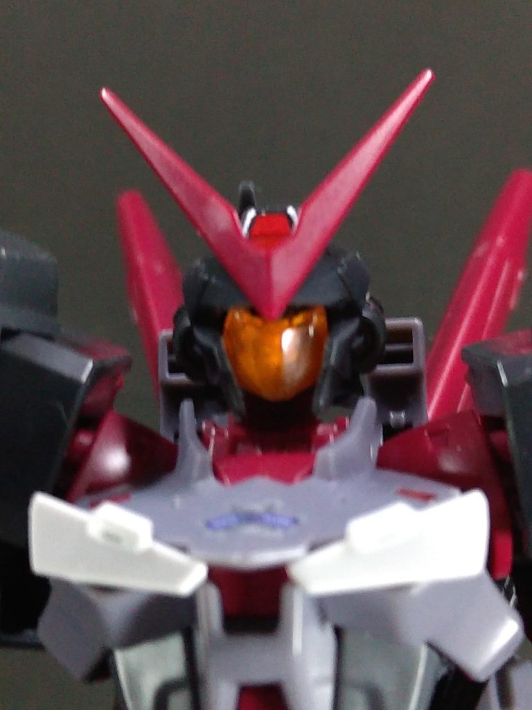 顔はフラッグのバイザーを装着。バイザーを付けるために顔のパーツを削っているので、ガンダム顔にはなれません(>_<)