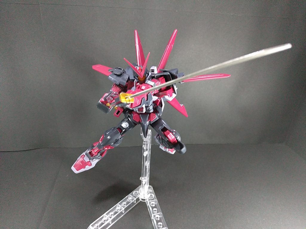 ガーベラストレートを抜刀。アニメで巨大ダインスレイヴを一刀両断したのには驚きました。