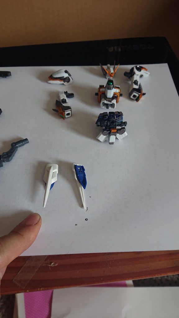 腰のボリュームを増すためウイングガンダムゼロ炎のパーツを使用。