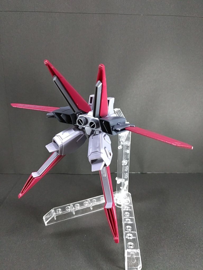 フライトユニットは左右の翼をオーバーフラッグのバックパックに交換。航続距離が短くなる代わりに機動力が上がっているイメージです。フラッグのパーツはMSファントムグレーとシャアレッドで塗装しています。