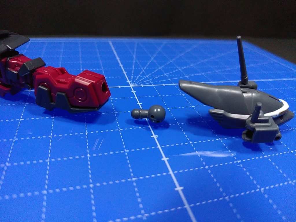 バクゥヘッドと左腕のジョイントパーツです。HGBCボールデンアームアームズ付属のボールジョイント(大)の軸を切り取り、3mm穴を空け、M.S.GジョイントセットBのボールジョイント(小)を接着しています。