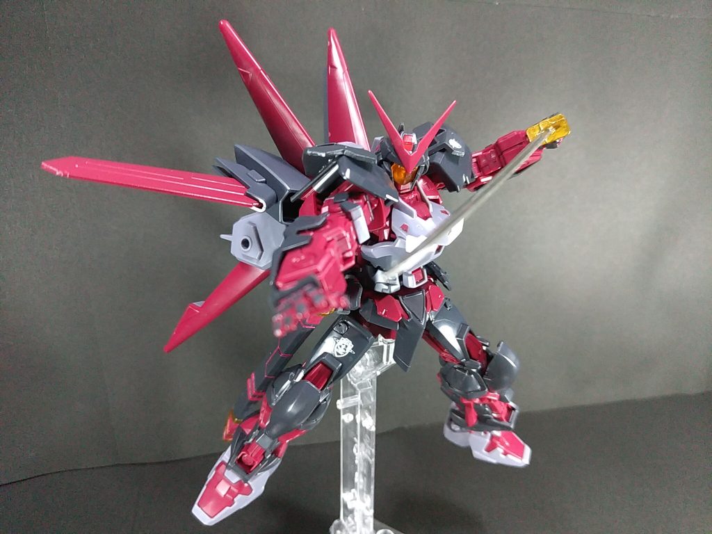 最後はパッケージアートを反転させたポーズで〆です。『ガンダムアストレイ レッドフレーム  グラハム・エーカーカスタム〔ハタモト〕』でした~(´∀`*)ノ