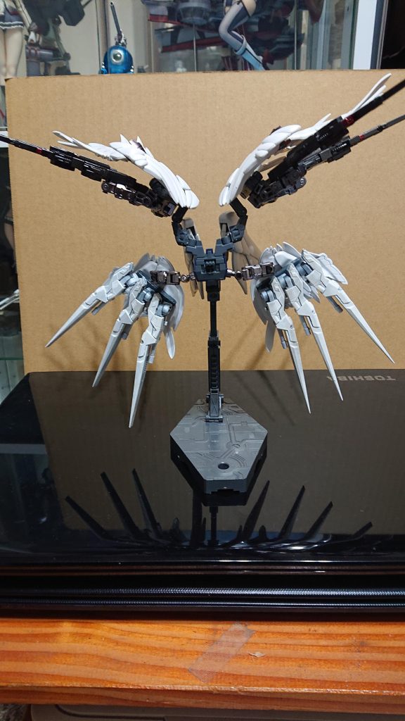 羽と武器の接続にはアームアームズのパーツを接着しています。そしてそこに私がよく使うジョイントセットを繋げてます。