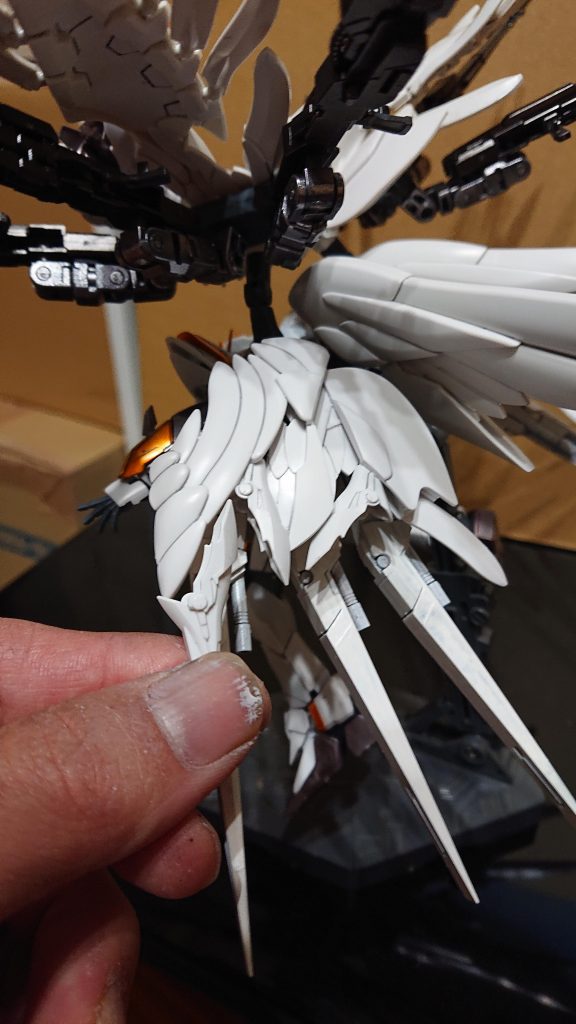 羽のボリュームを増すのにトールギス3のヒートロッドのパーツを使用。