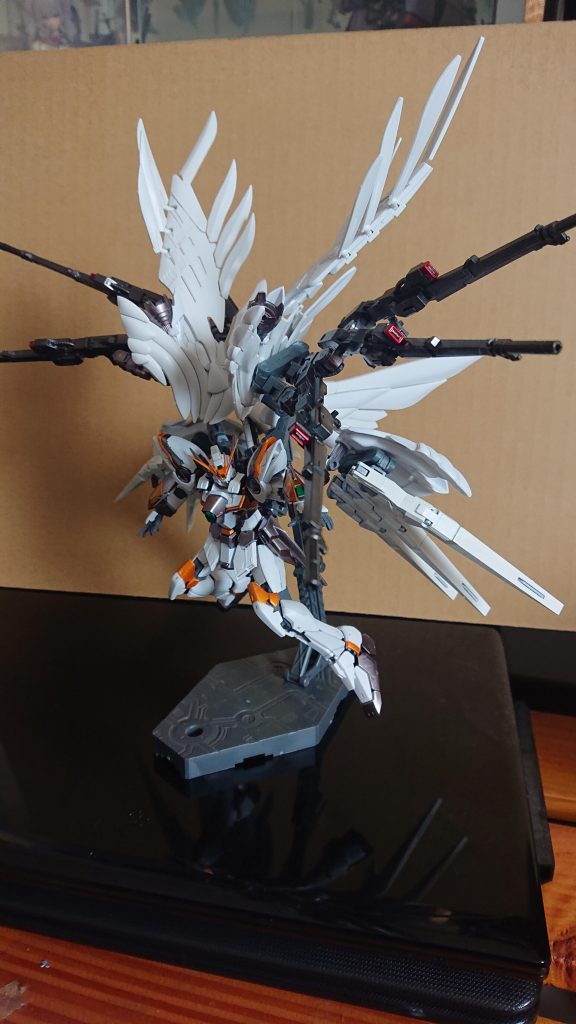 この写真だと操るアームアームズの接続(接着)が分かりやすいですね。